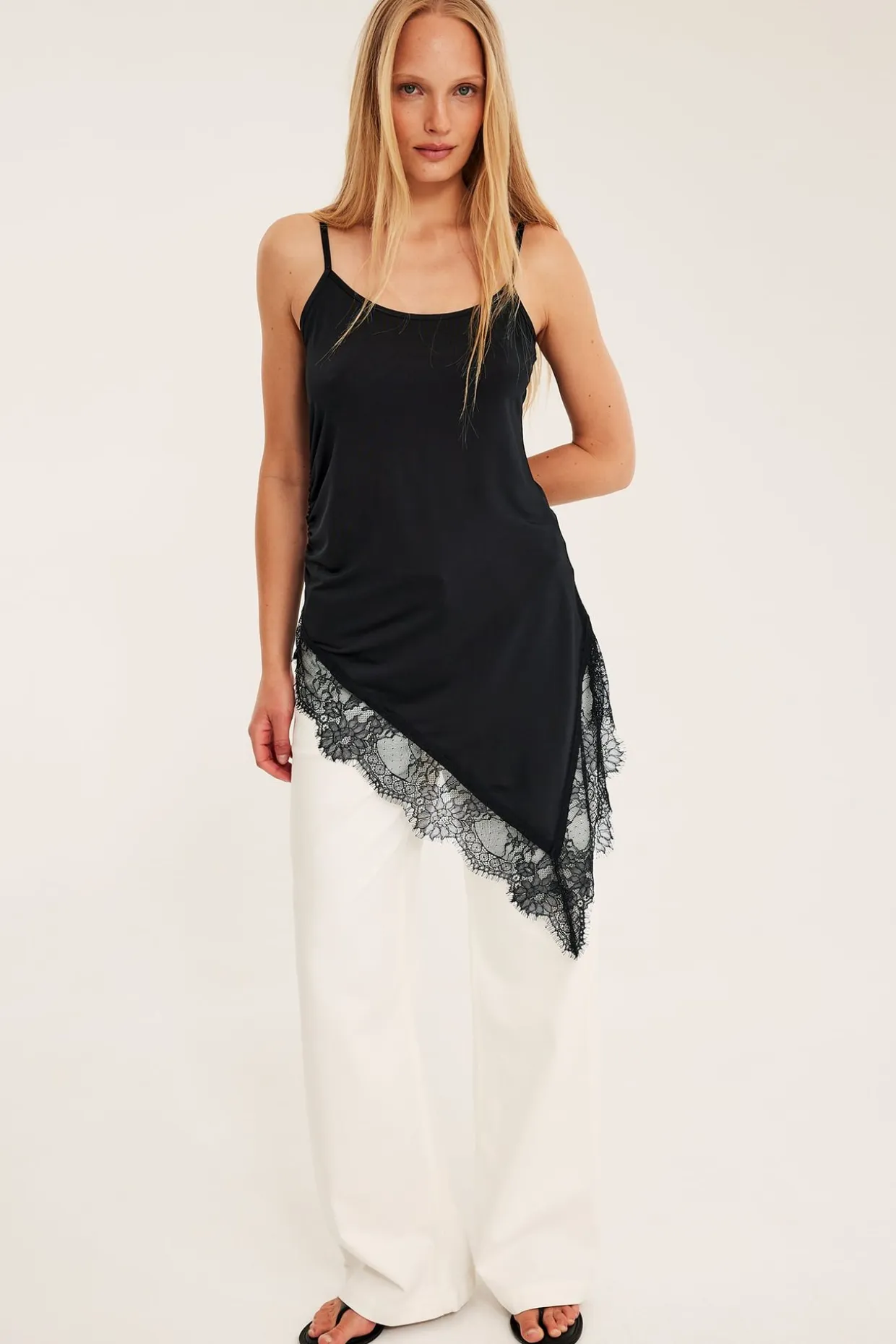 Asymmetrisk singlet med blonder