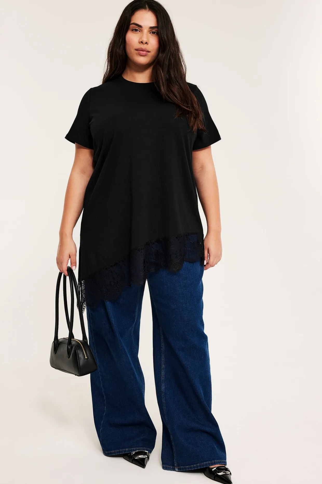 Asymmetrisk topp med blondekant