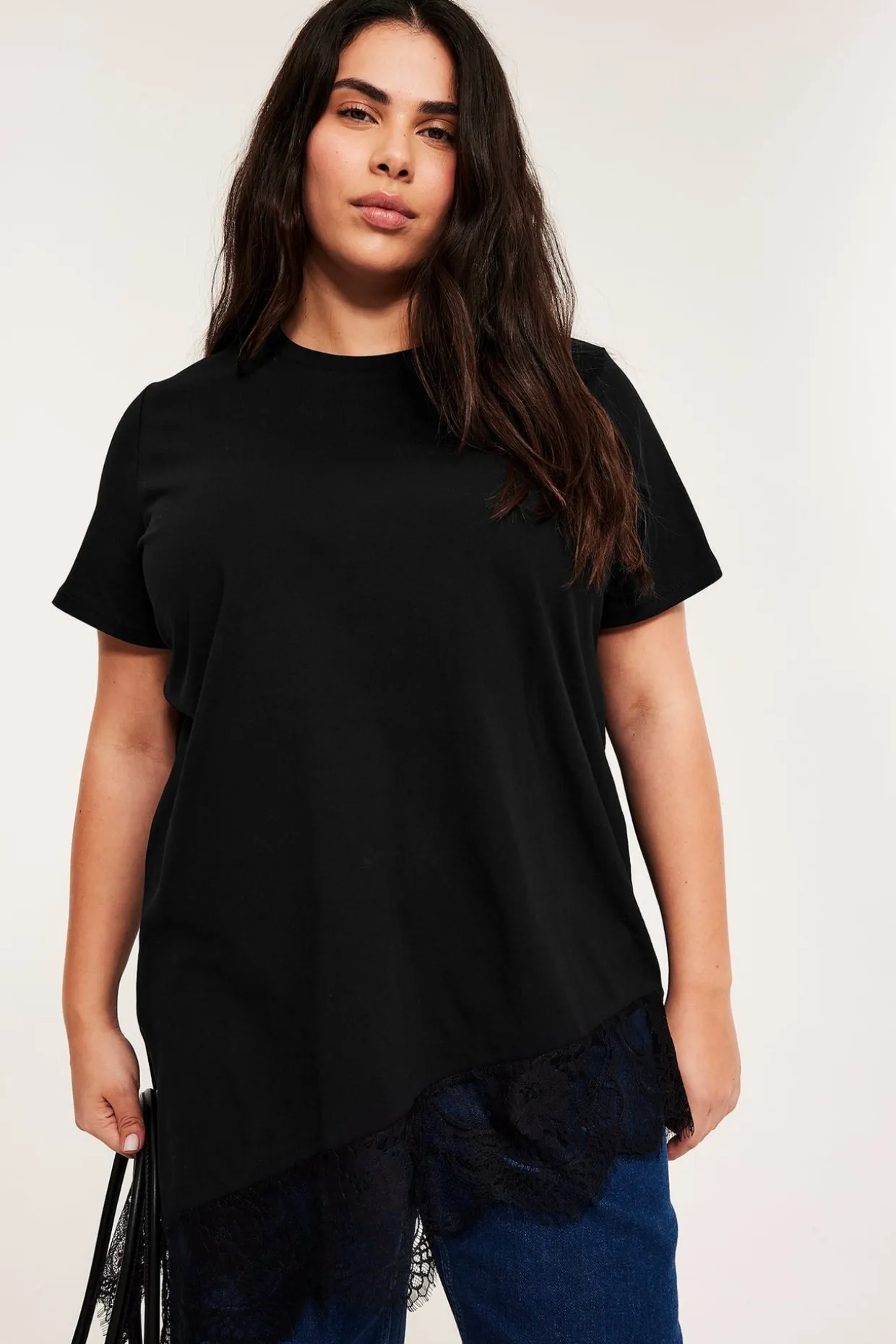 Asymmetrisk topp med blondekant