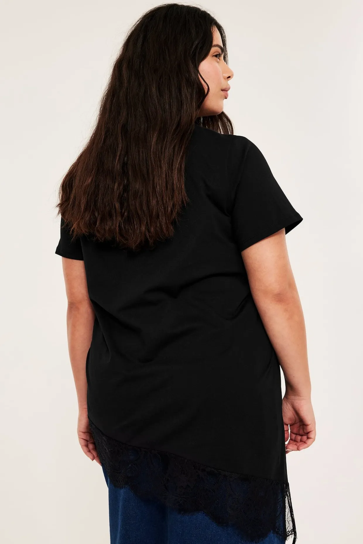 Asymmetrisk topp med blondekant