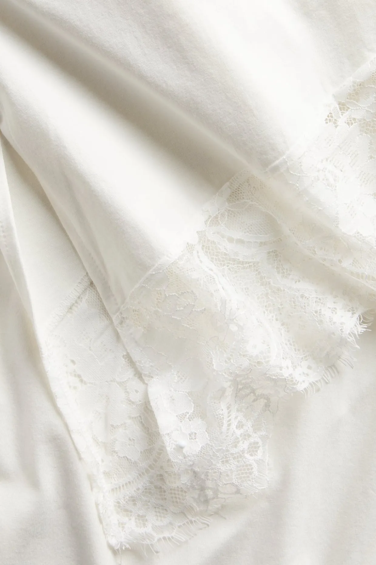 Asymmetrisk topp med blondekant
