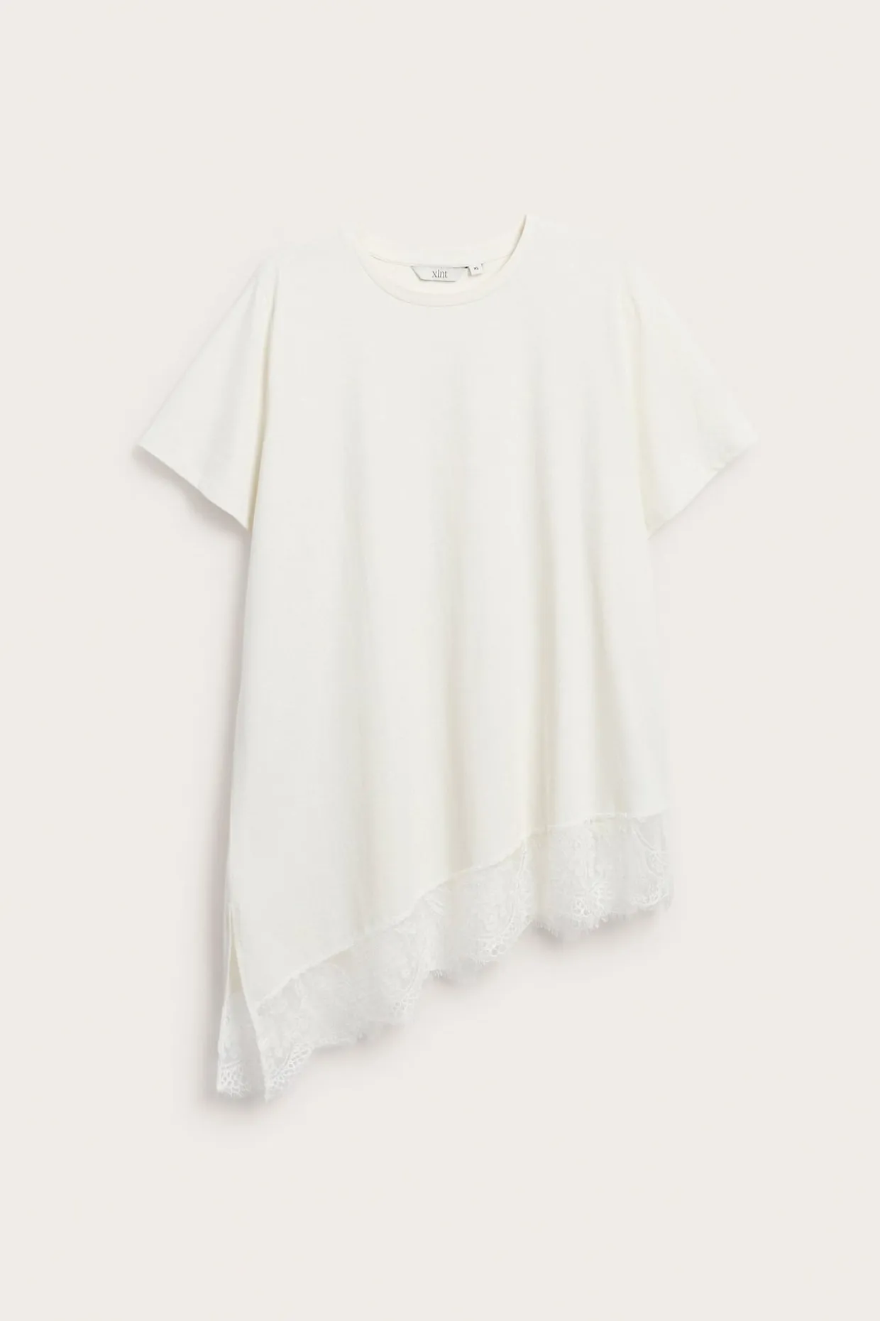 Asymmetrisk topp med blondekant