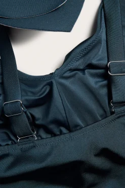 Badedrakt med drapering som er lett formende