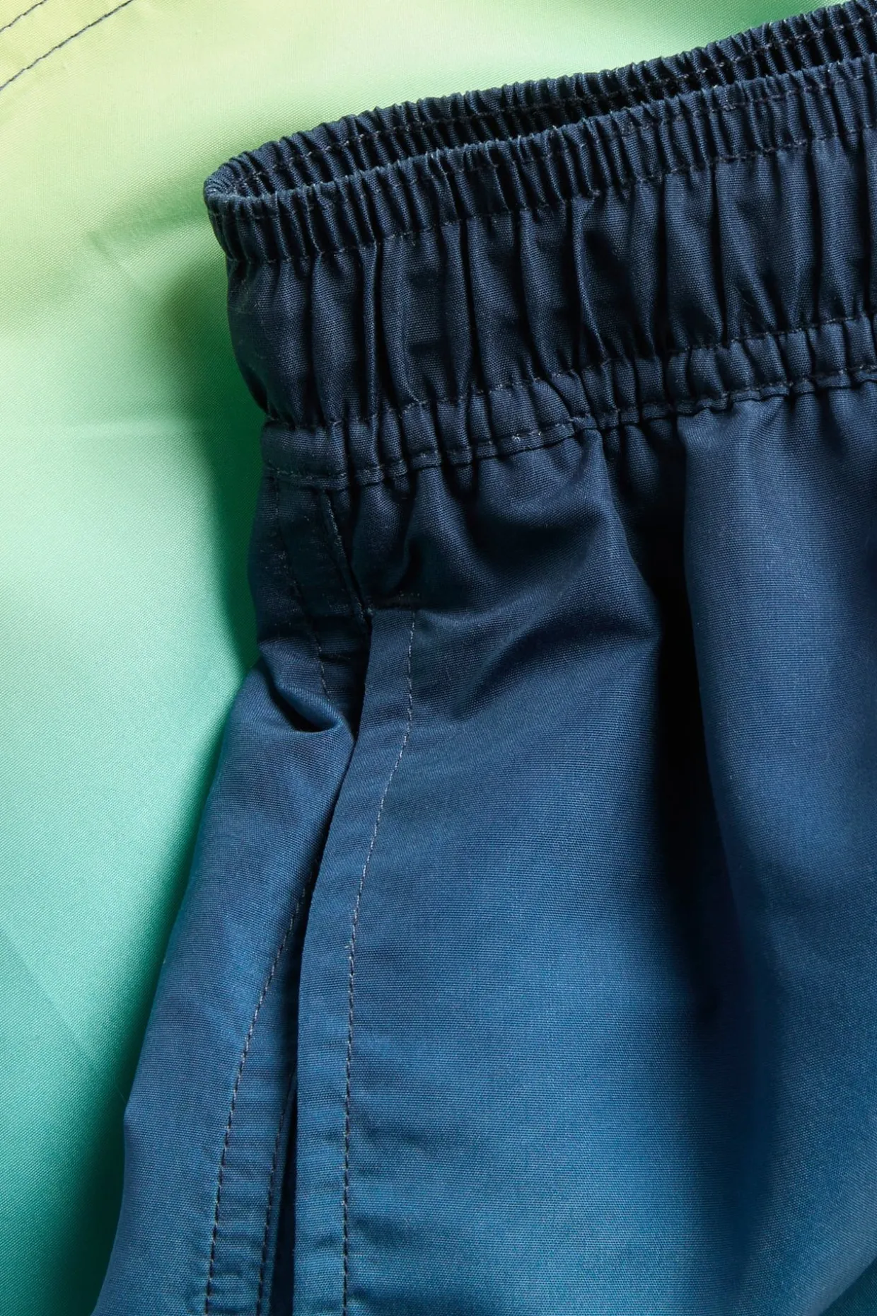 Badeshorts med ombré-mønster