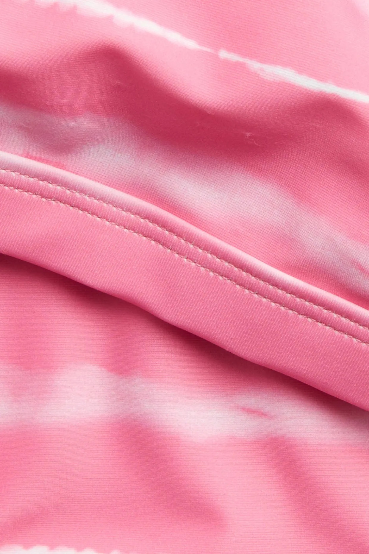Bikini med trekantet snitt og batikkmønster