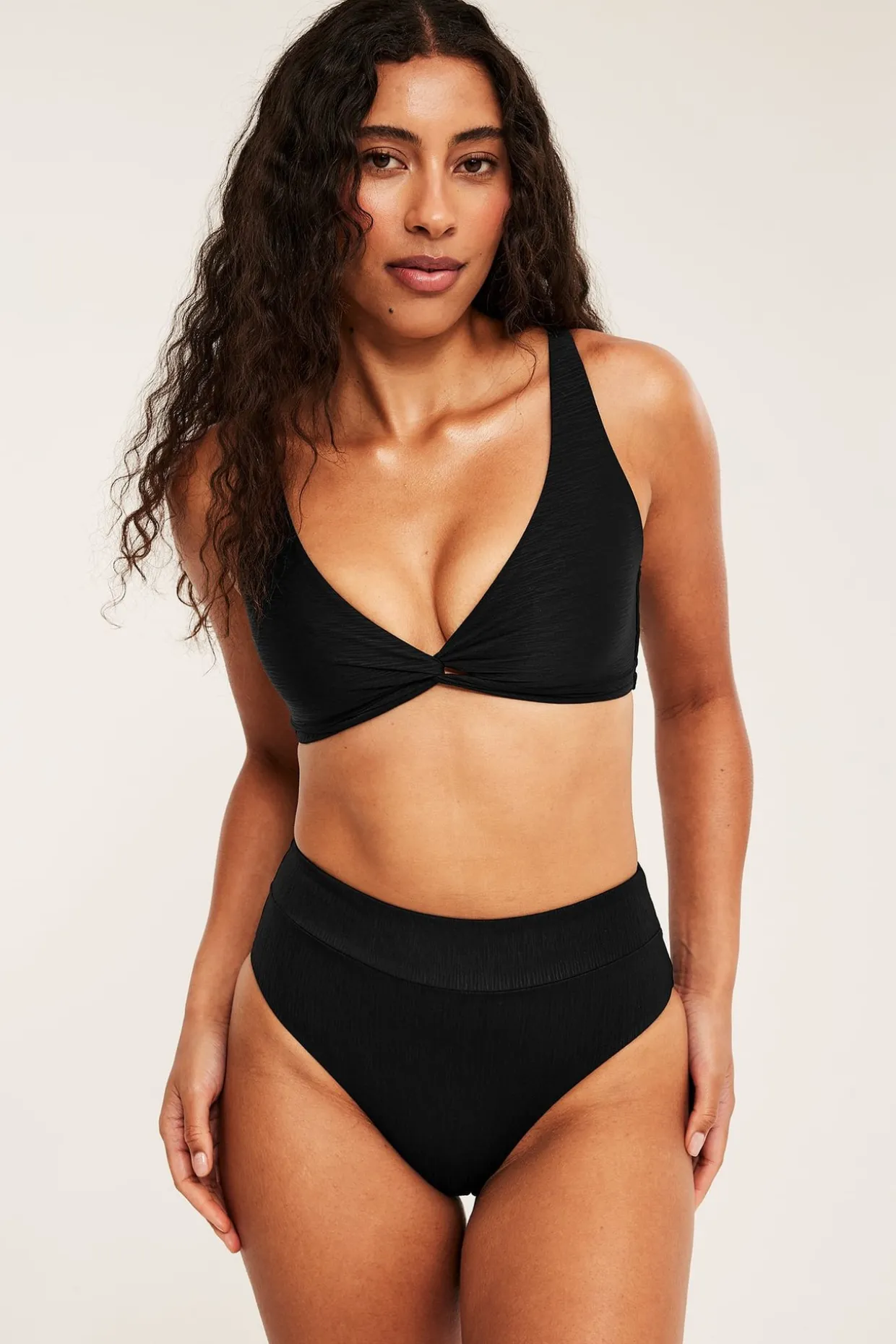 Bikinitopp med vridd detalj