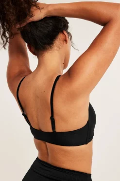 Bikinitopp med vridd detalj