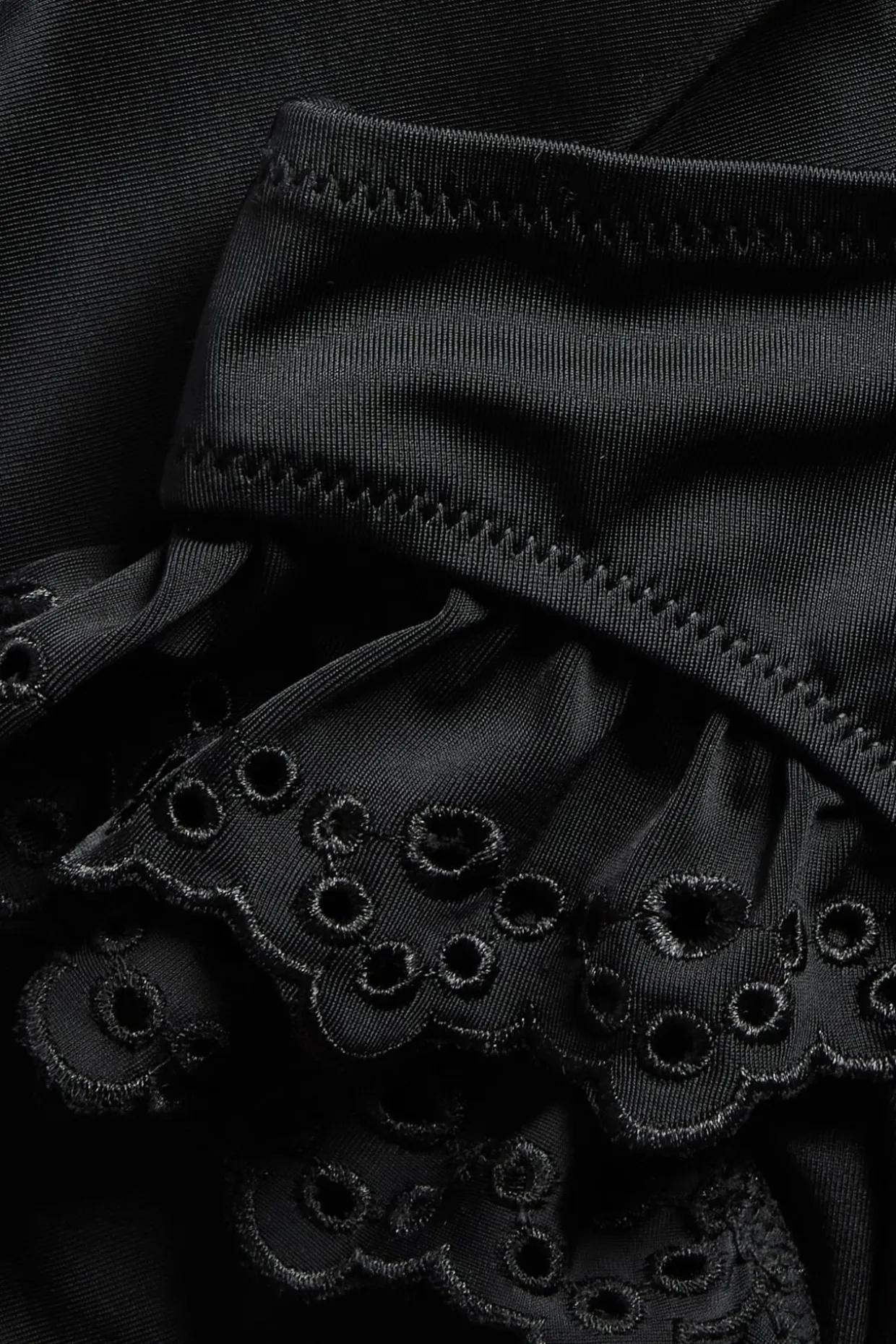 Bikinitruse i brazilian-modell med broderie anglaise