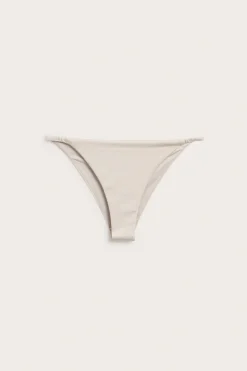 Bikinitruse i brazilian tanga-modell