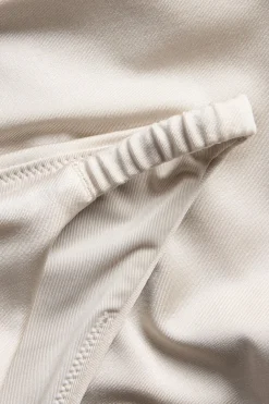 Bikinitruse i brazilian tanga-modell