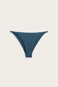 Bikinitruse i brazilian tanga-modell