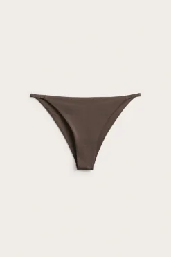 Bikinitruse i brazilian tanga-modell