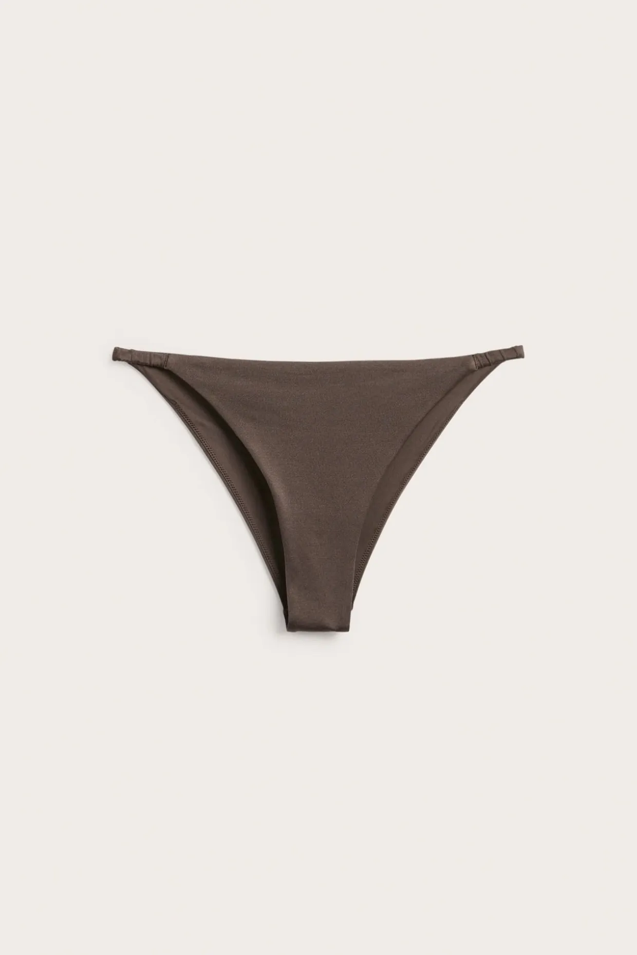 Bikinitruse i brazilian tanga-modell