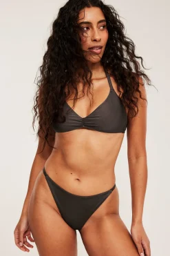 Bikinitruse i brazilian tanga-modell