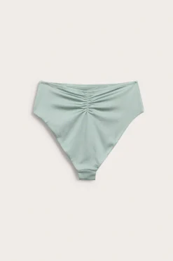 Bikinitruse med brazilian-skjæring og høye benskjæringer