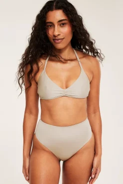 Bikinitruse med brazilian-skjæring og høye benskjæringer