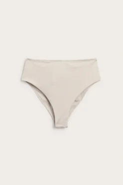 Bikinitruse med brazilian-skjæring og høye benskjæringer