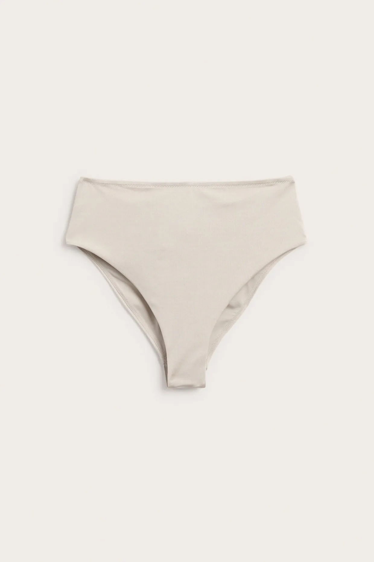 Bikinitruse med brazilian-skjæring og høye benskjæringer