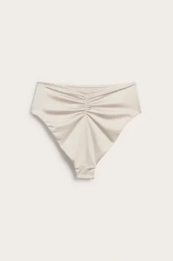 Bikinitruse med brazilian-skjæring og høye benskjæringer