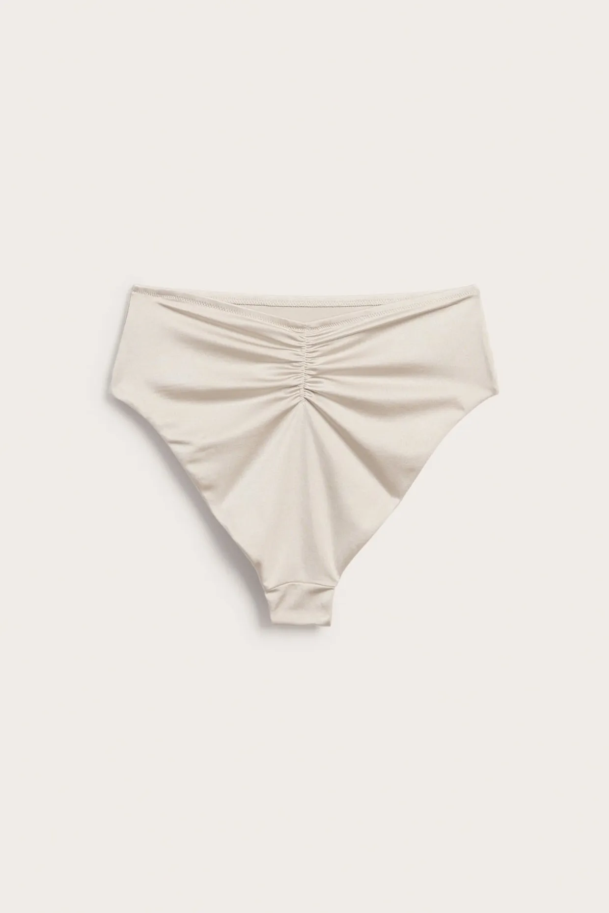 Bikinitruse med brazilian-skjæring og høye benskjæringer