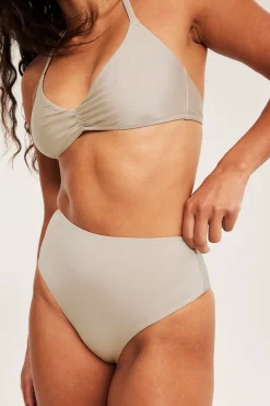 Bikinitruse med brazilian-skjæring og høye benskjæringer