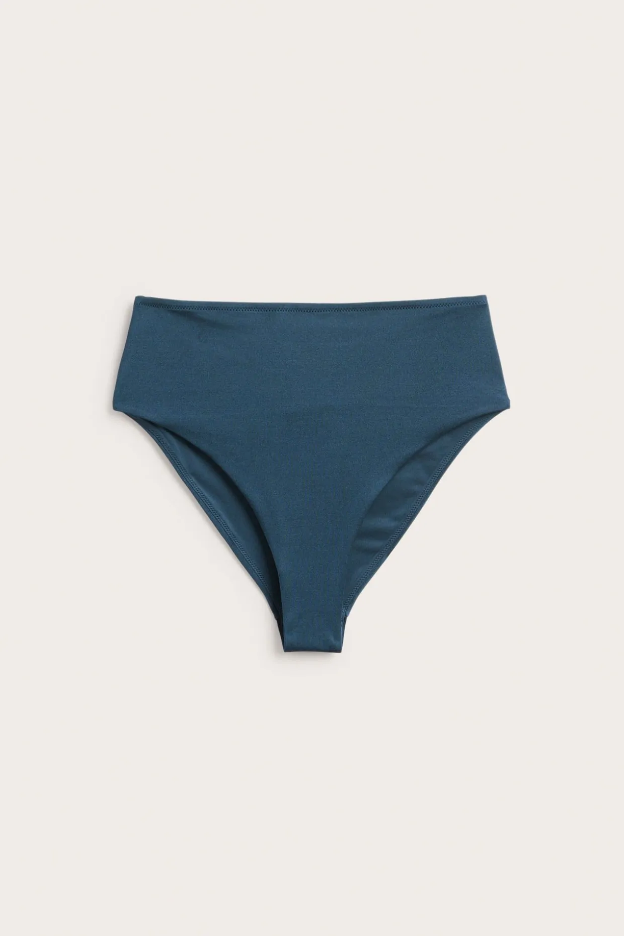 Bikinitruse med brazilian-skjæring og høye benskjæringer