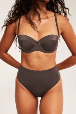 Bikinitruse med brazilian-skjæring og høye benskjæringer
