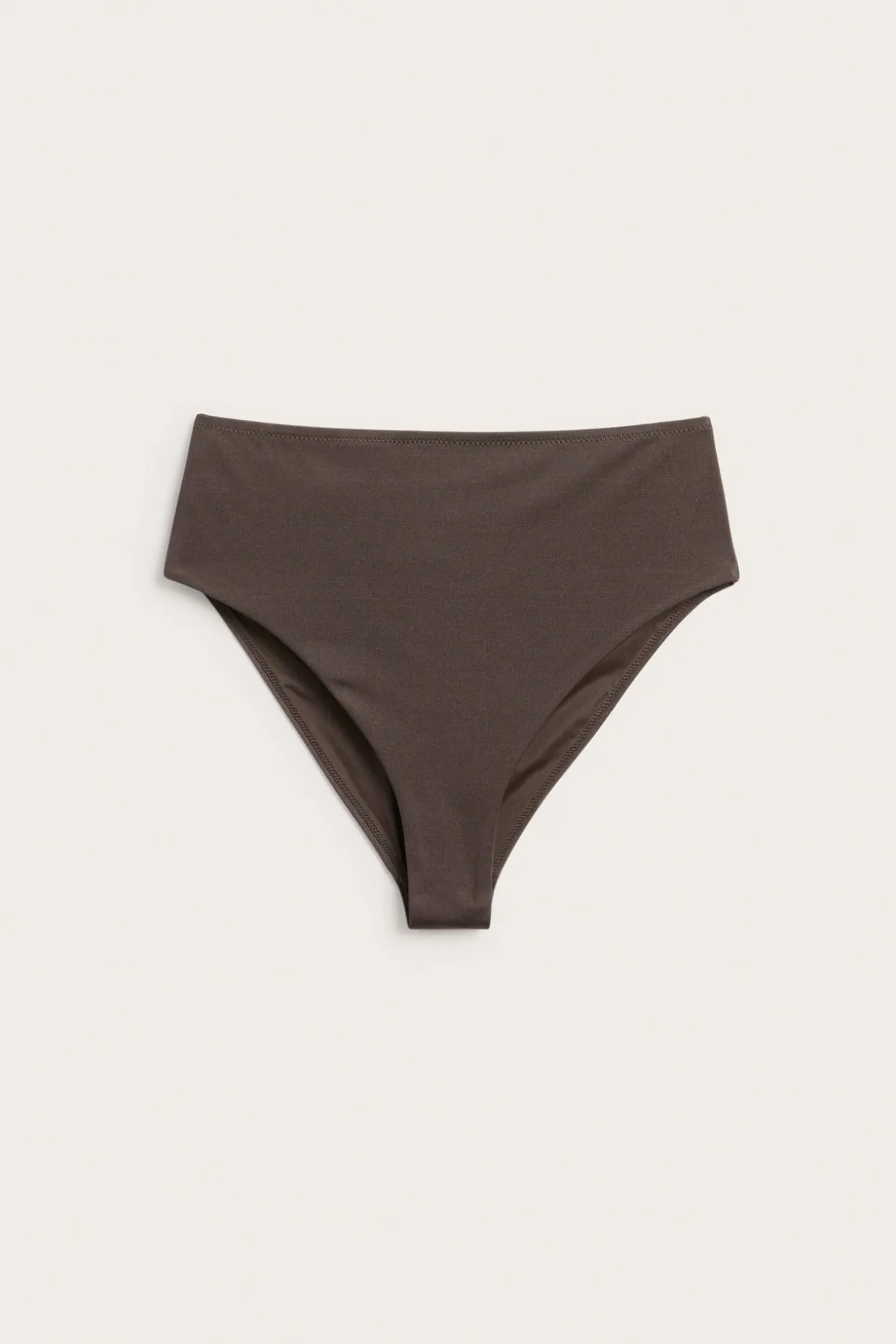 Bikinitruse med brazilian-skjæring og høye benskjæringer