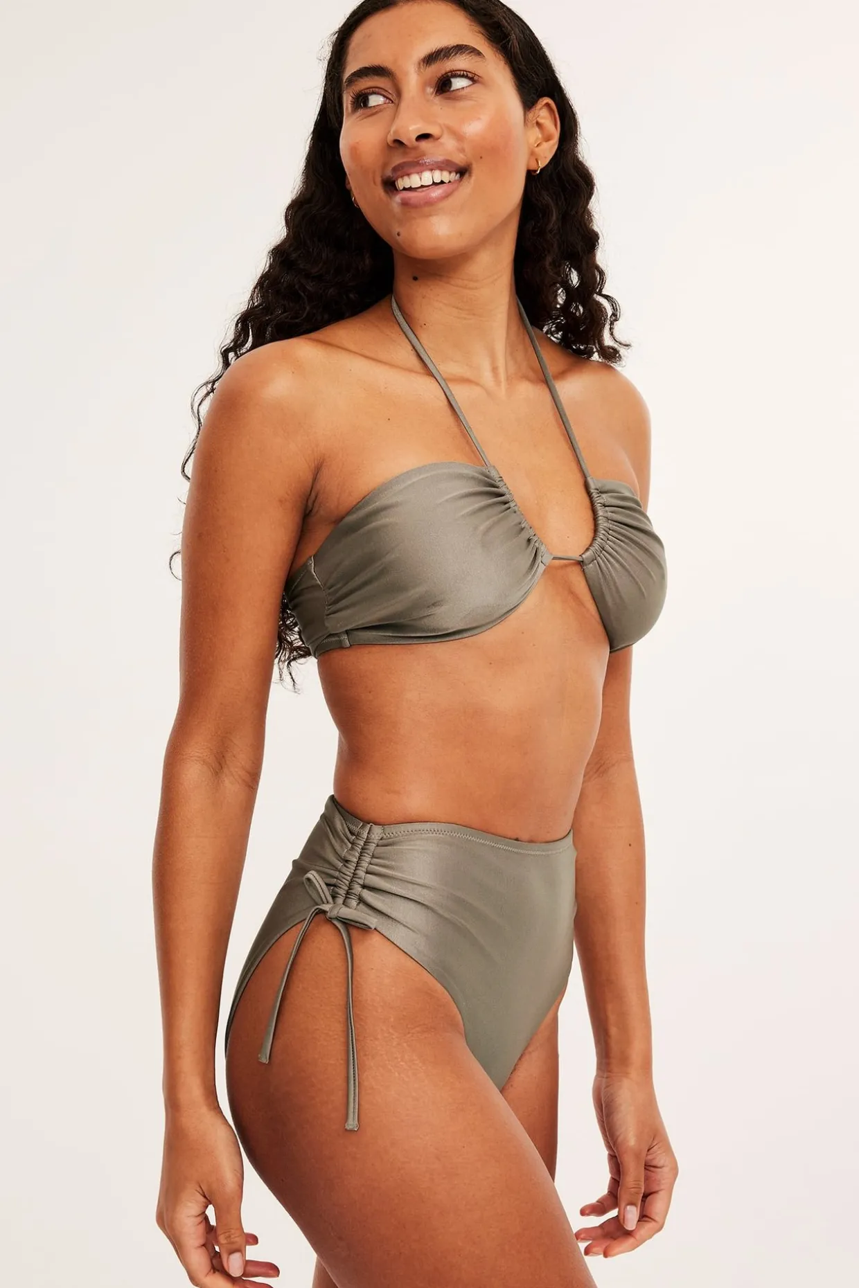 Bikinitruse med knytedetalj