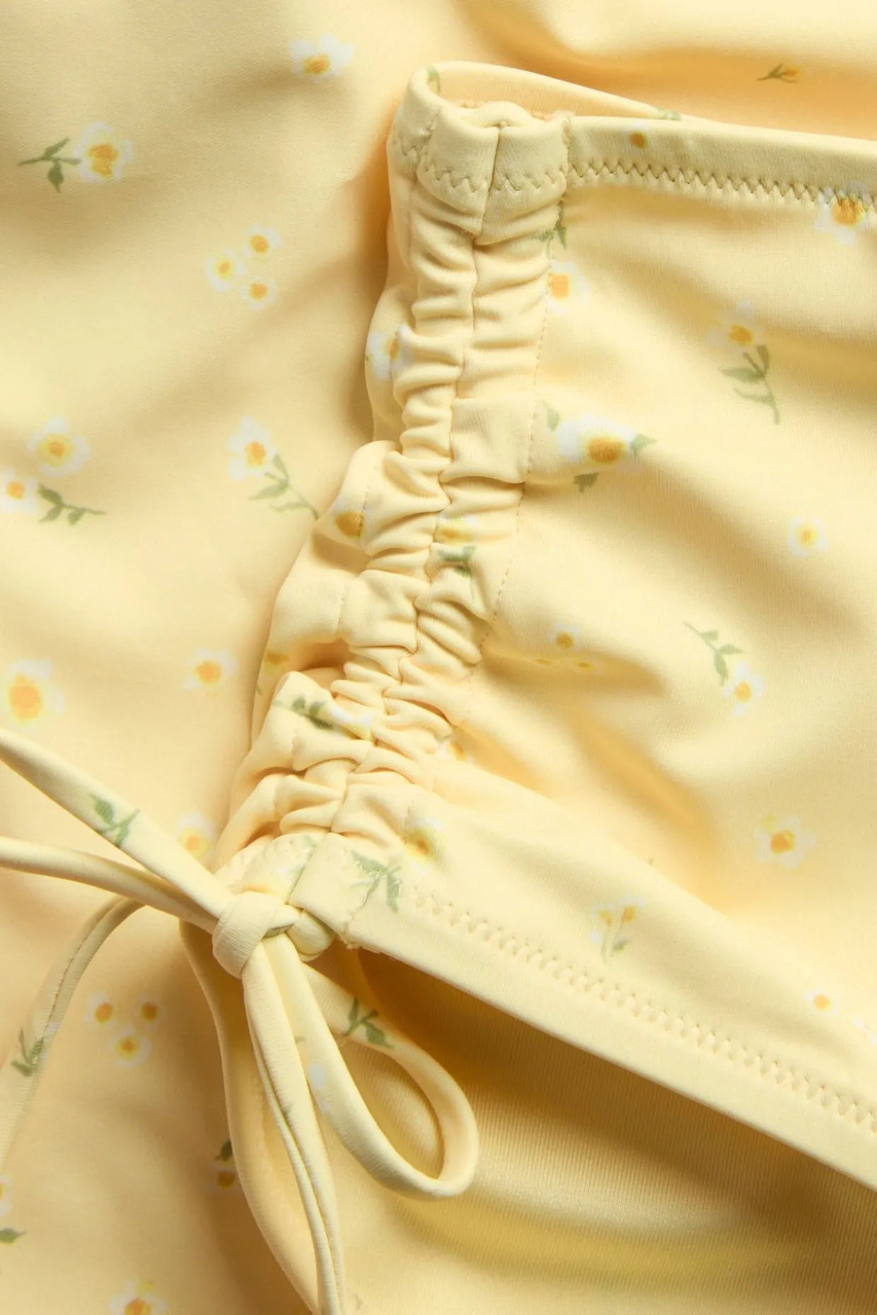 Blomstret bikinitruse med knytedetalj