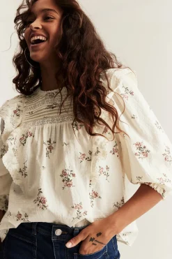 Blomstret bluse i blonder fra Newbie Woman
