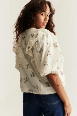 Blomstret bluse i blonder fra Newbie Woman
