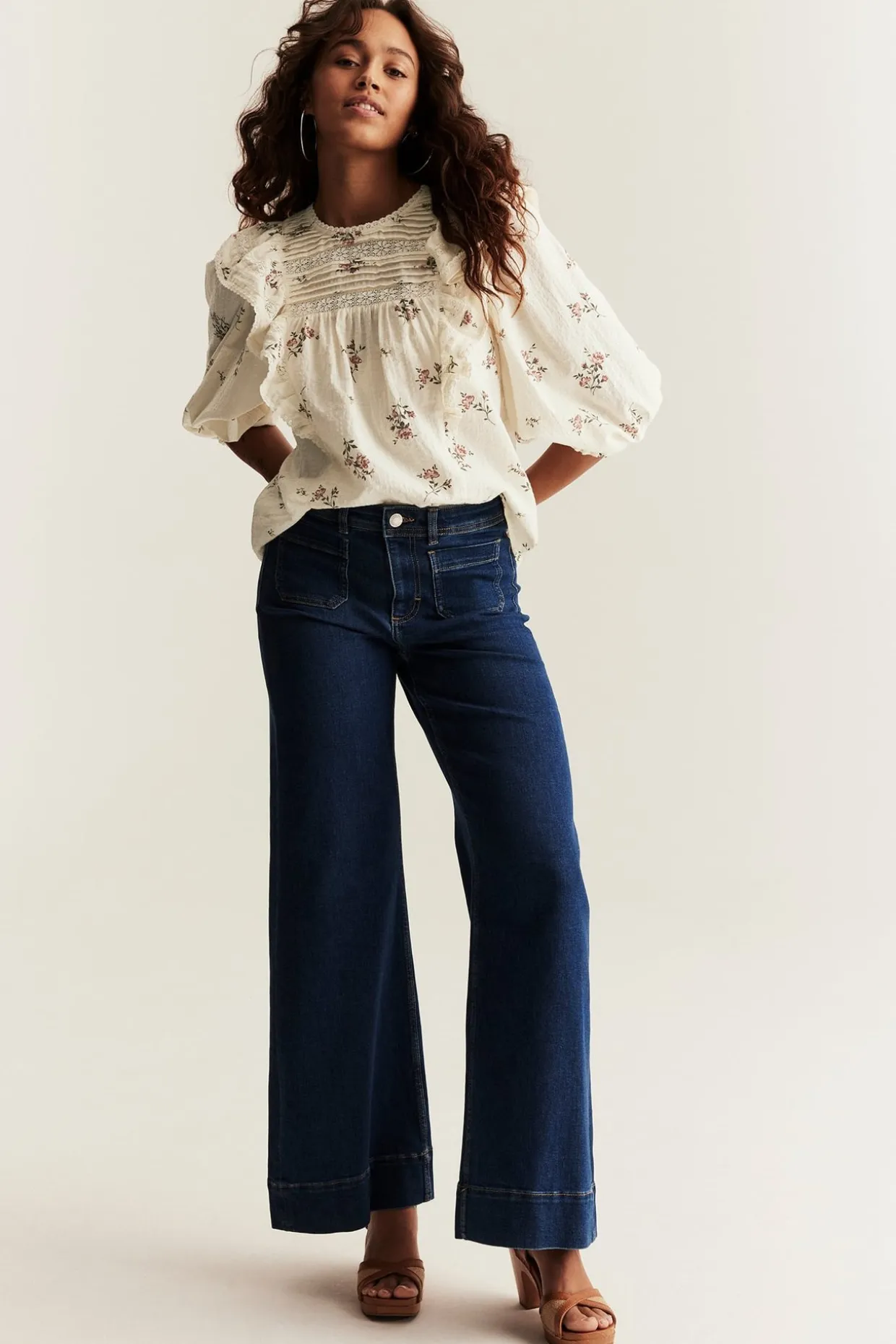 Blomstret bluse i blonder fra Newbie Woman