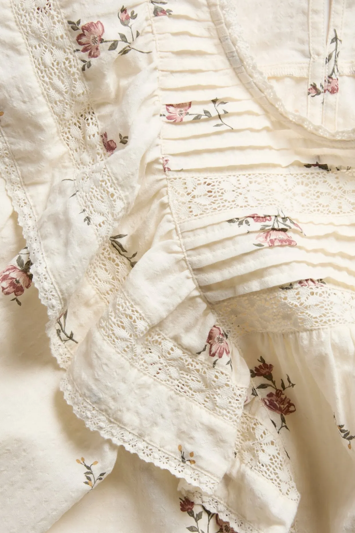 Blomstret bluse i blonder fra Newbie Woman