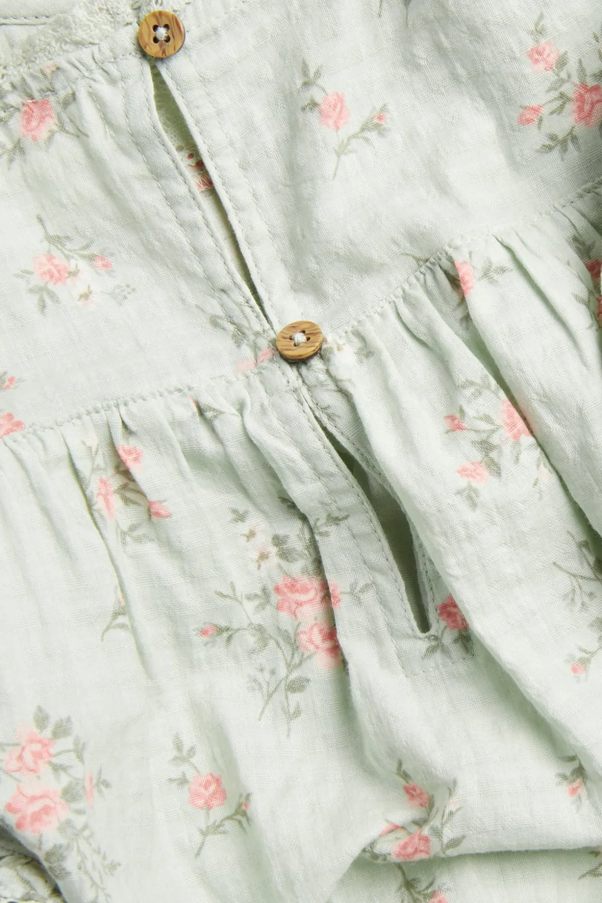 Blomstret bluse i blonder fra Newbie Woman