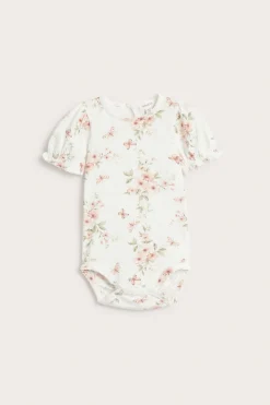 Blomstret body med sommerfugler