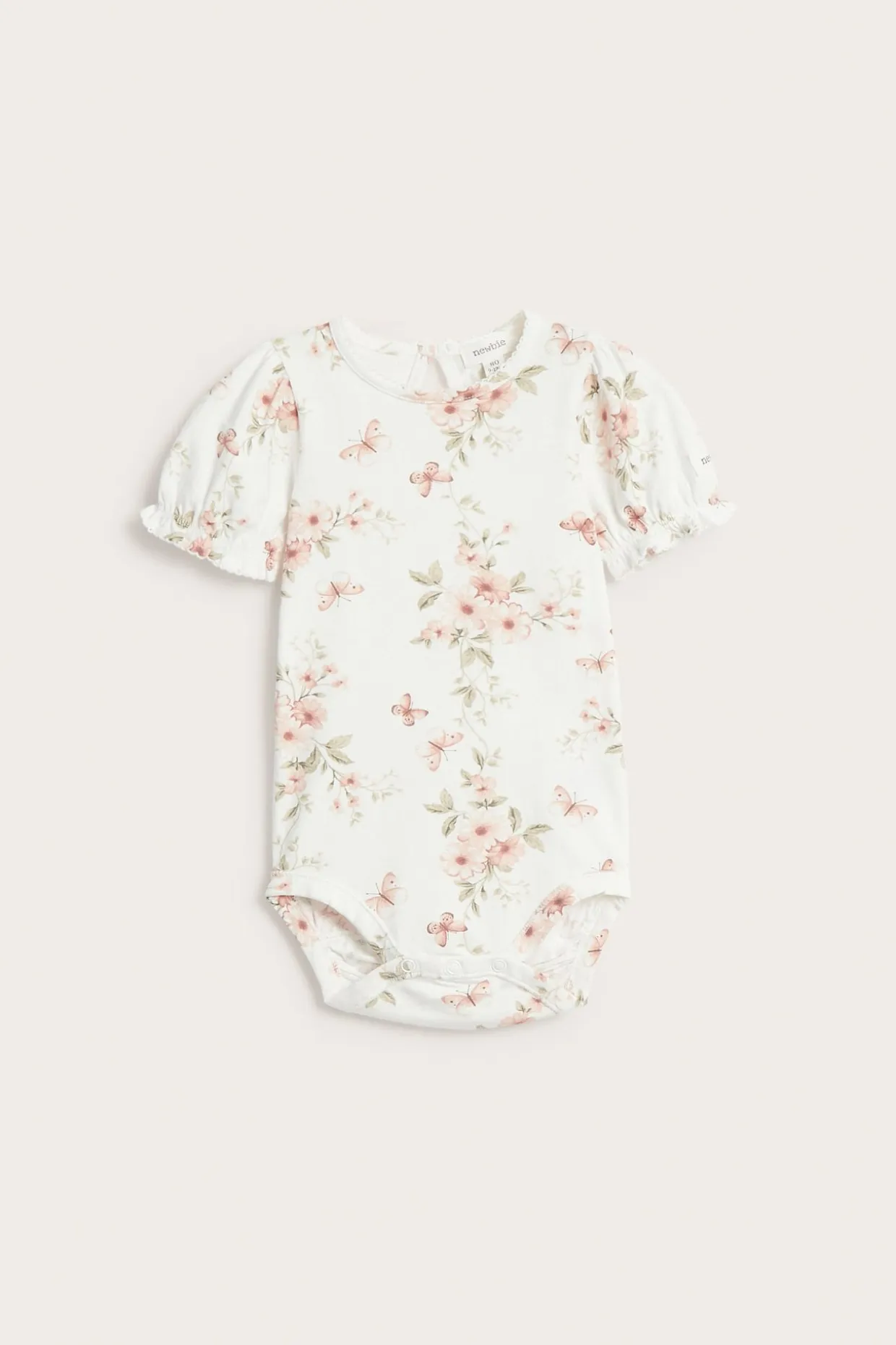 Blomstret body med sommerfugler