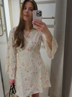 Blomstrete A-linjeformet kjole med V-hals