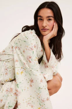 Blomstrete A-linjeformet kjole med V-hals