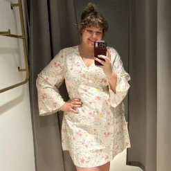 Blomstrete A-linjeformet kjole med V-hals