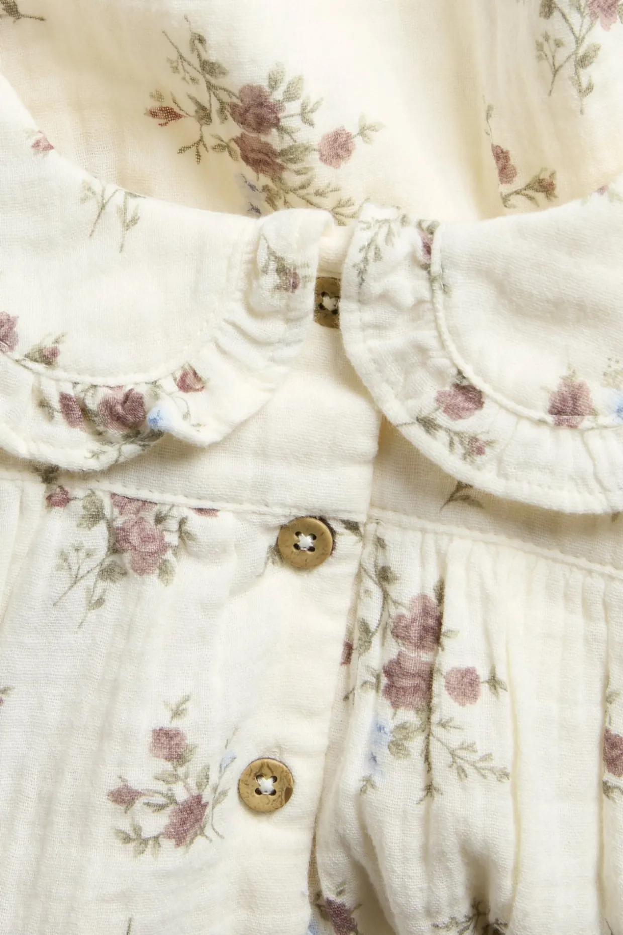 Blomstrete bluse med volangkrage