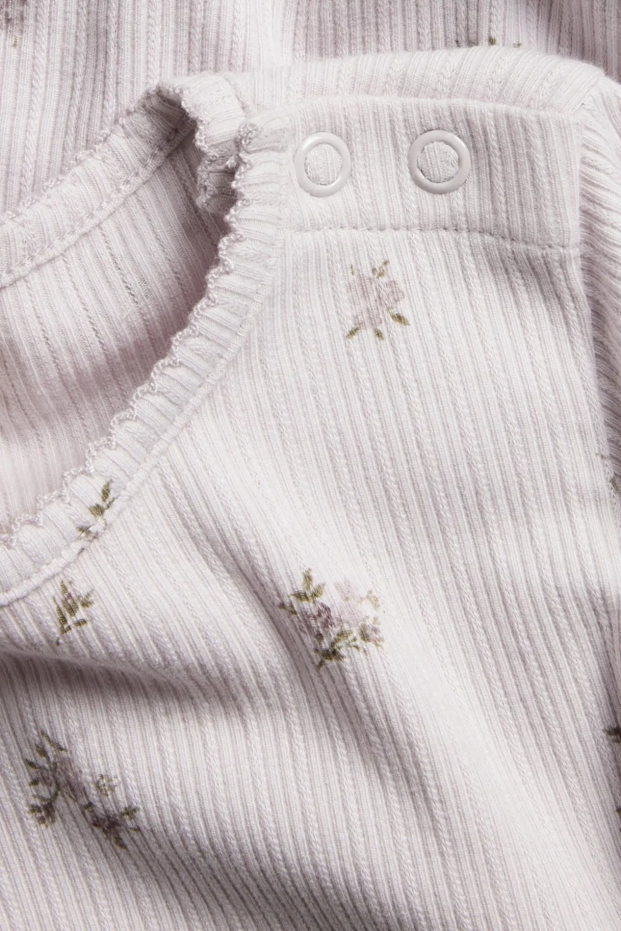 Blomstrete body i ribbetrikot