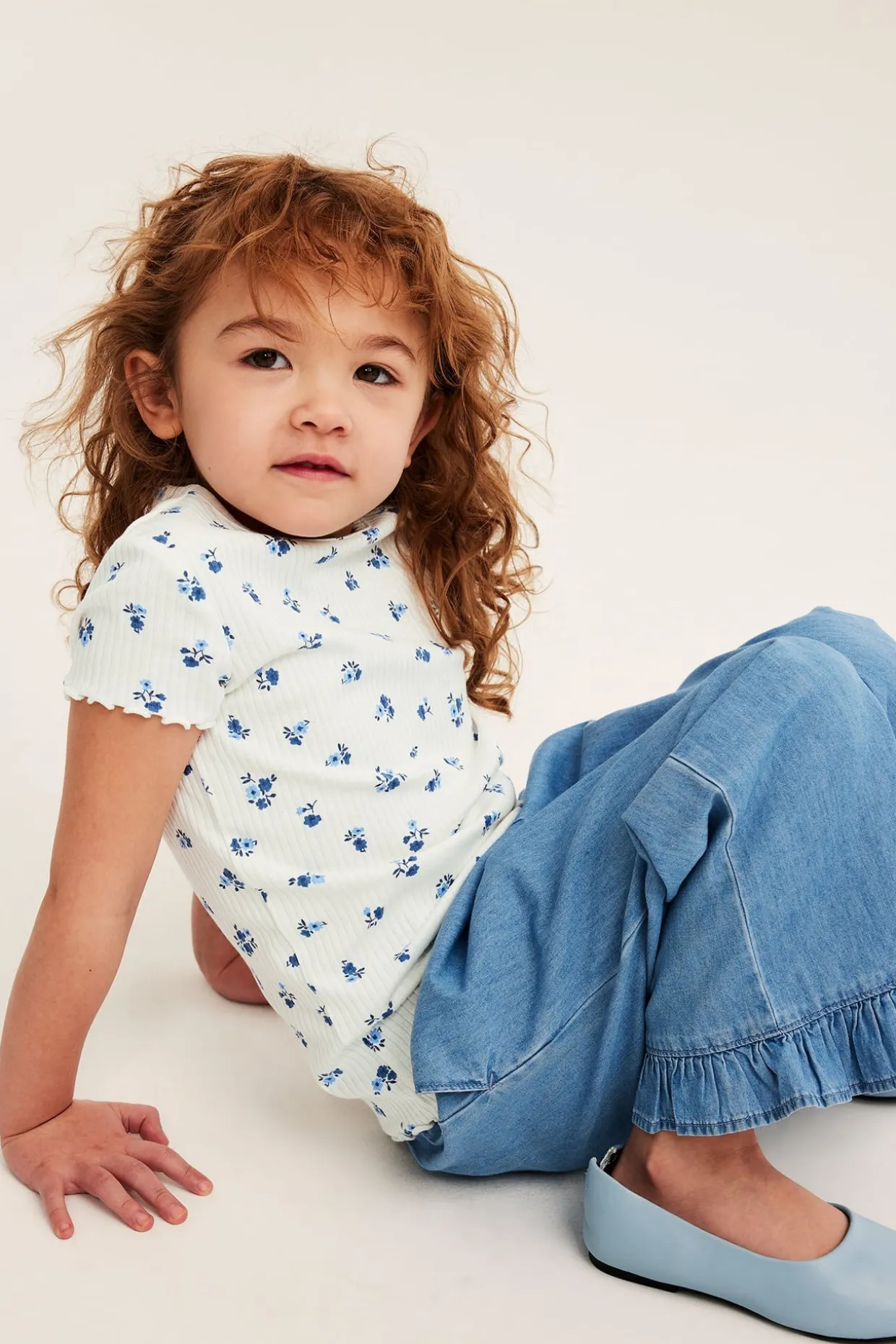 Blomstrete ribbestrikket topp