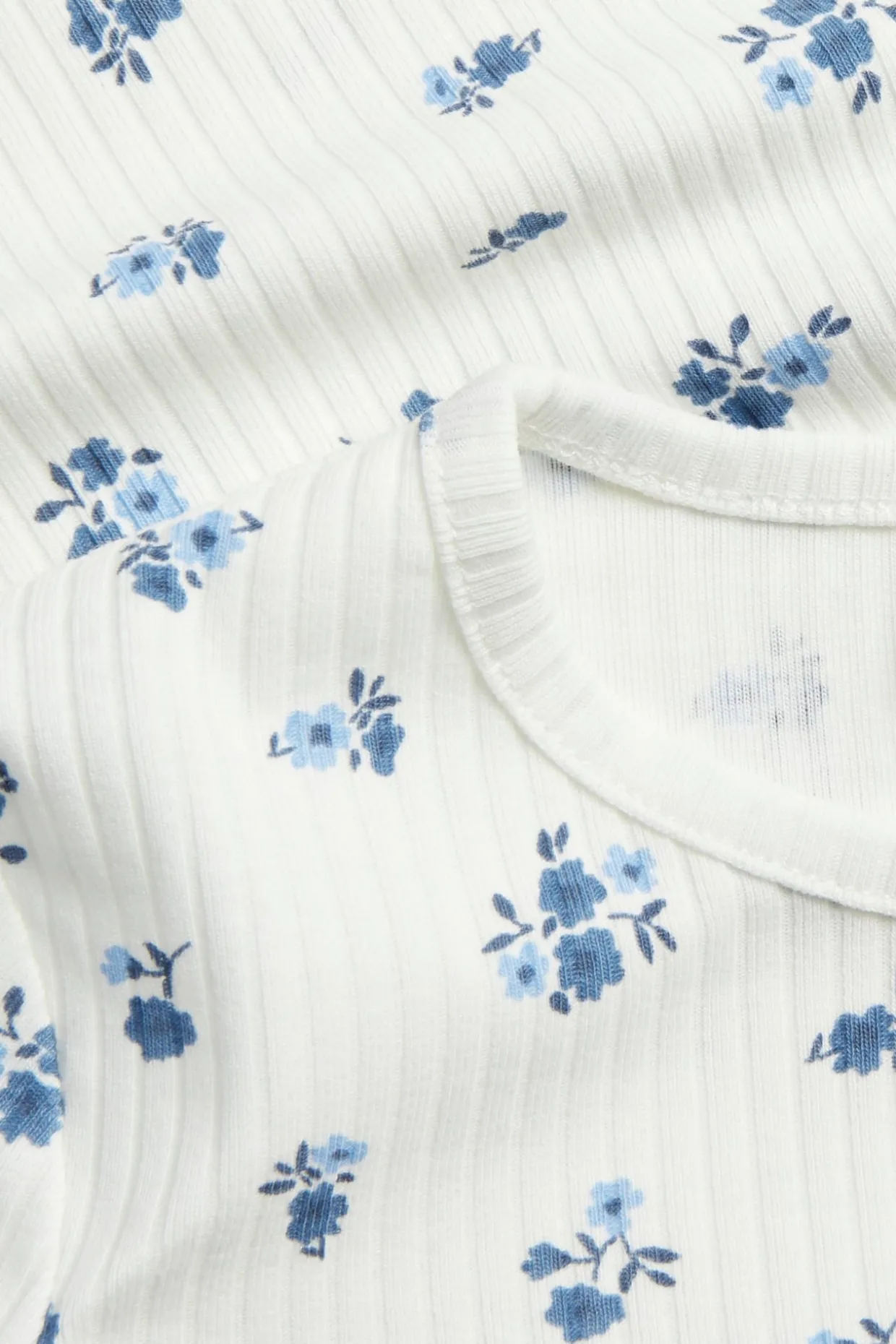 Blomstrete ribbestrikket topp