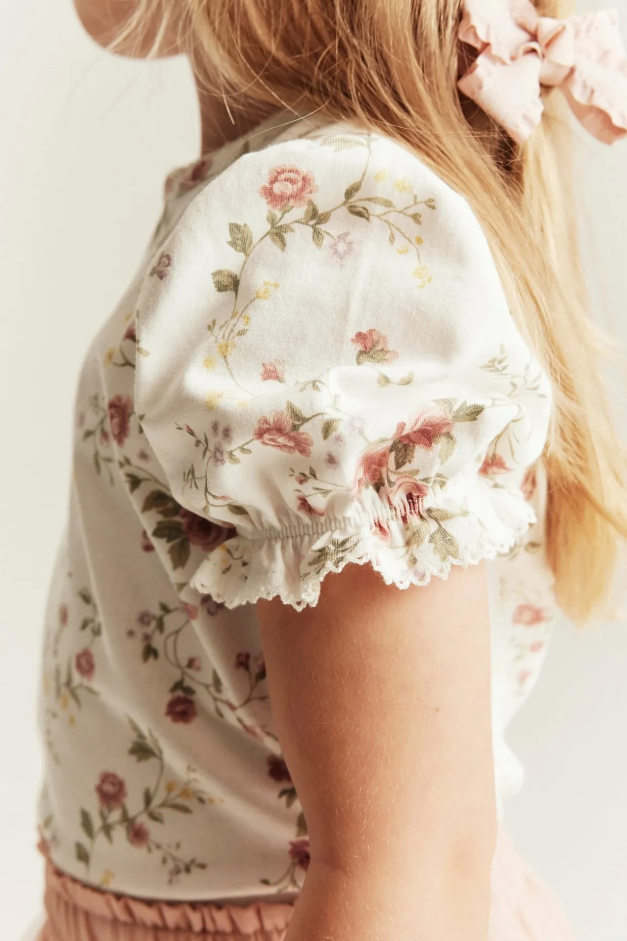 Blomstrete topp med puffermer