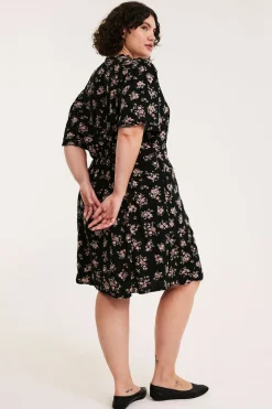 Blomstret kjole med volangdetaljer