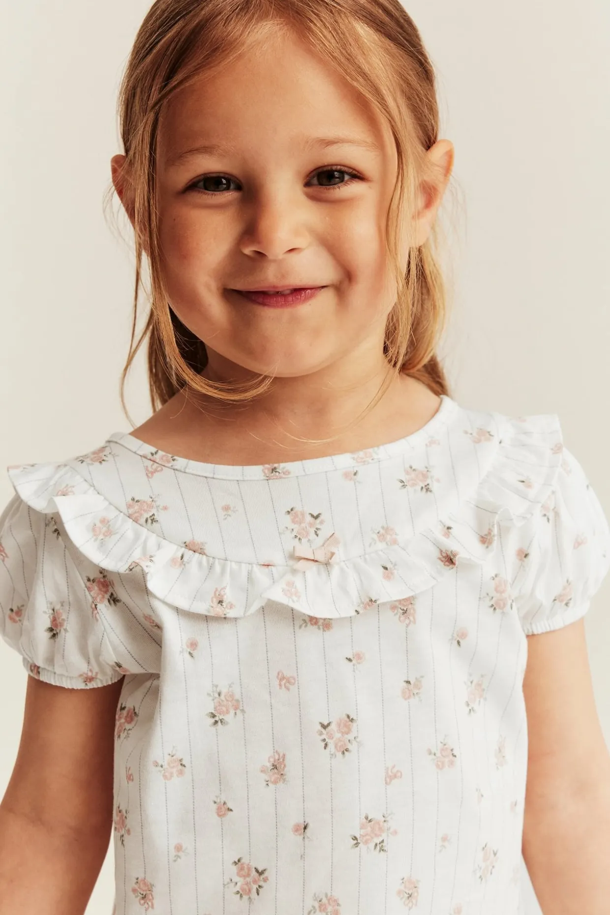 Blomstret pyjamas med volanger