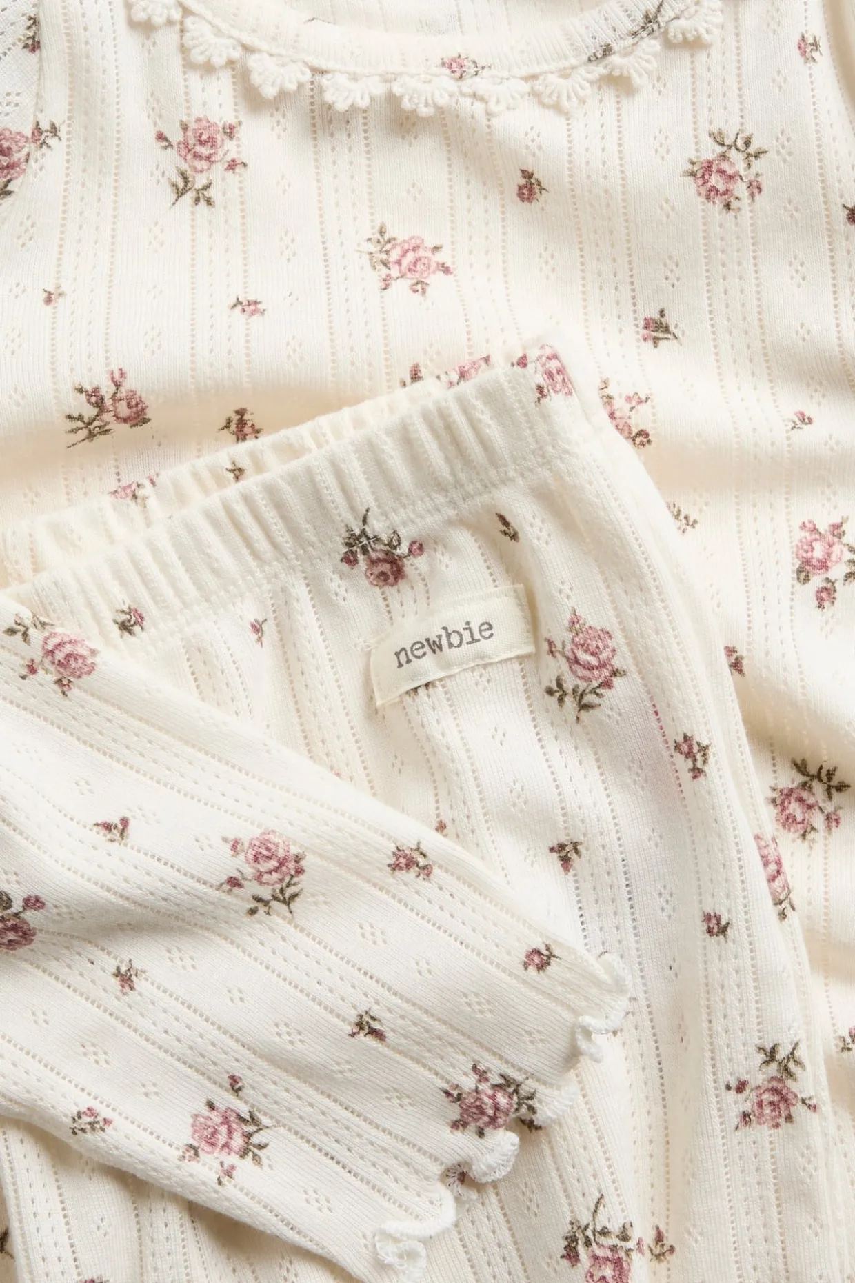 Blomstret pyjamassett i pointelle