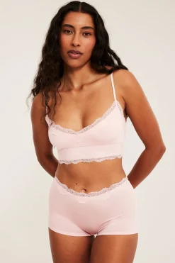 Blondebralette i modal