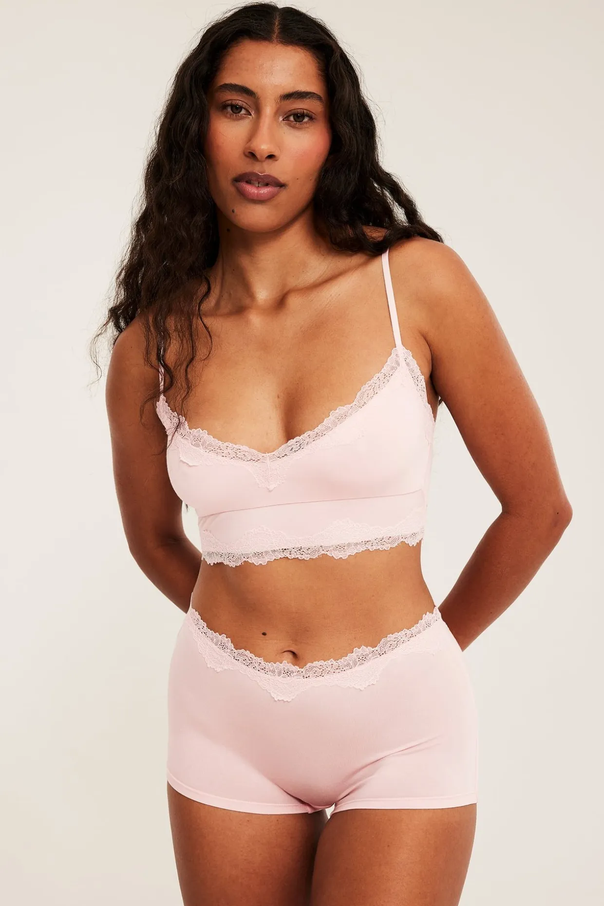 Blondebralette i modal
